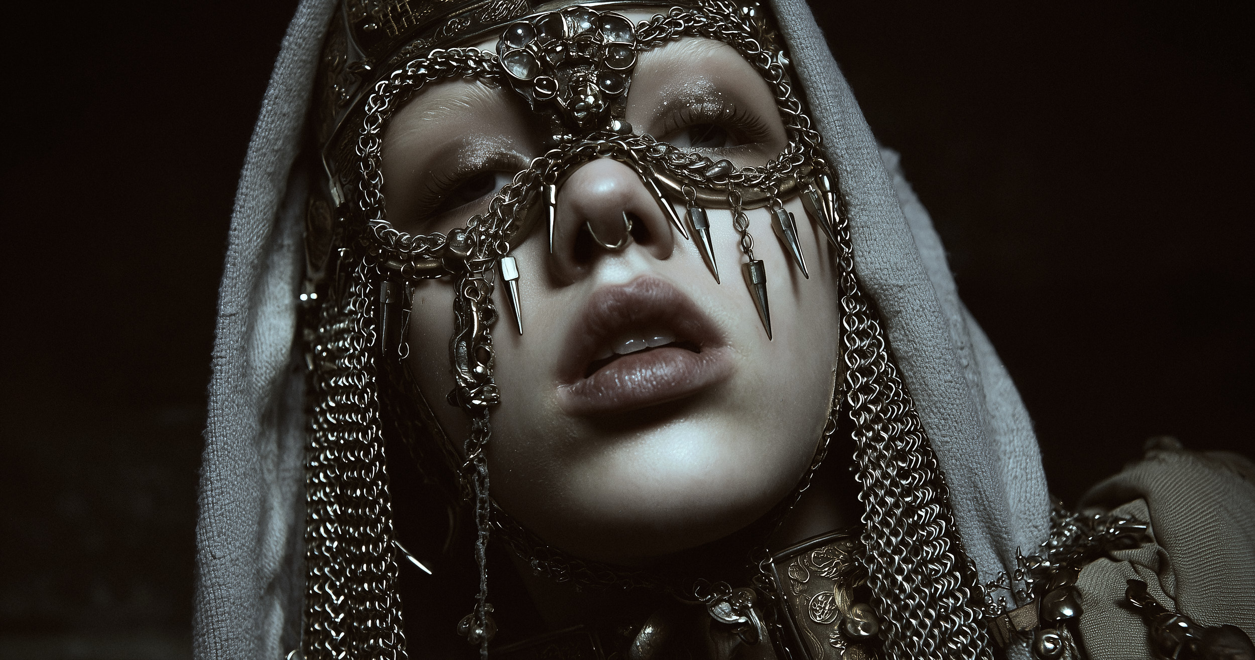 CO_bluueye_a_close-up_of_a_woman_wearing_an_all-silver_chainmail_h_0e5b4639-1b1f-4af8-9cfe-f5e75dc721b8-gigapixel-redefine-4x