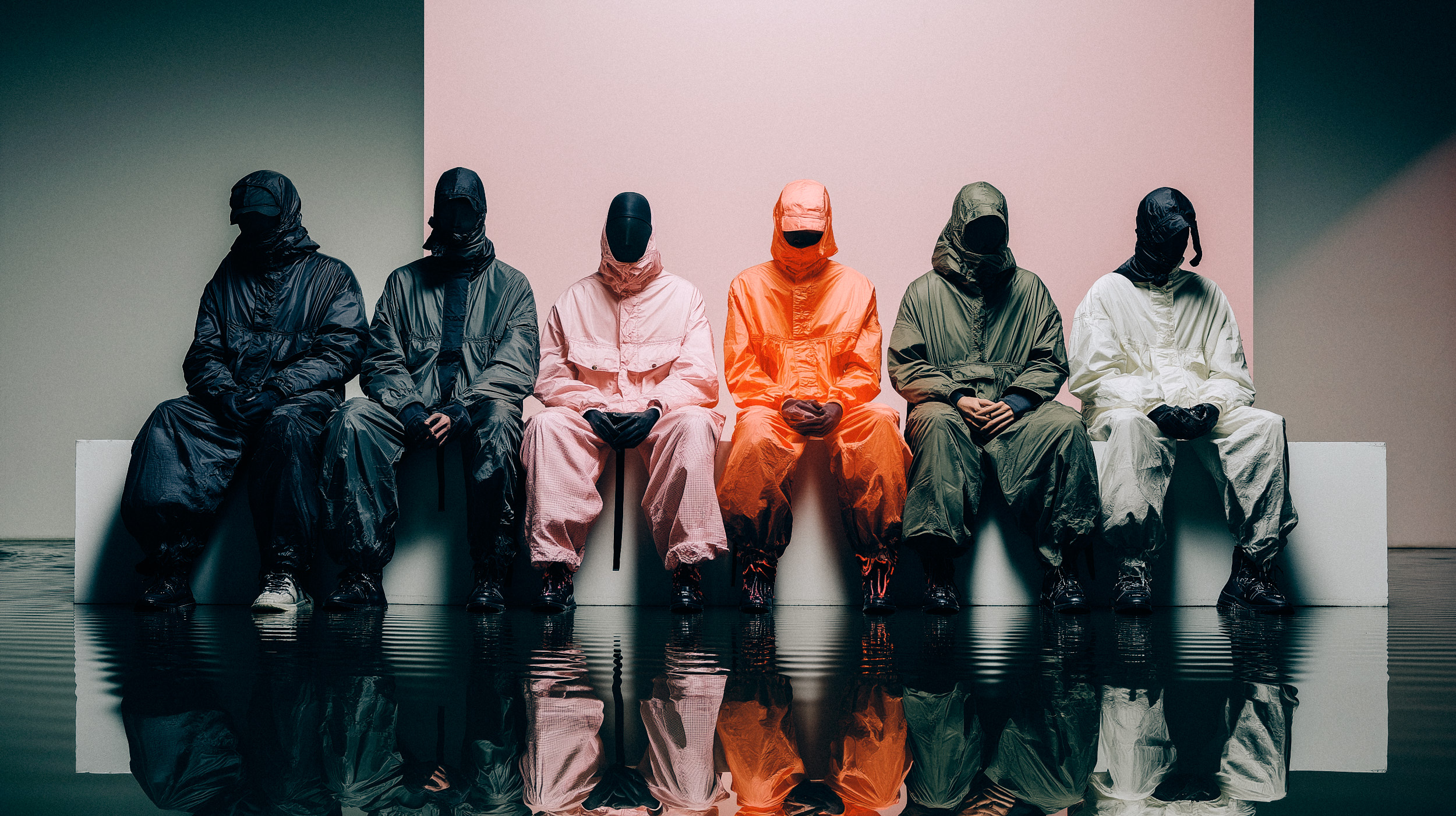 CO_bluueye_avant-garde_runway_presentation_diverse_models_seated_i_b2ae056f-bedc-48ea-8734-e0a69c043d33