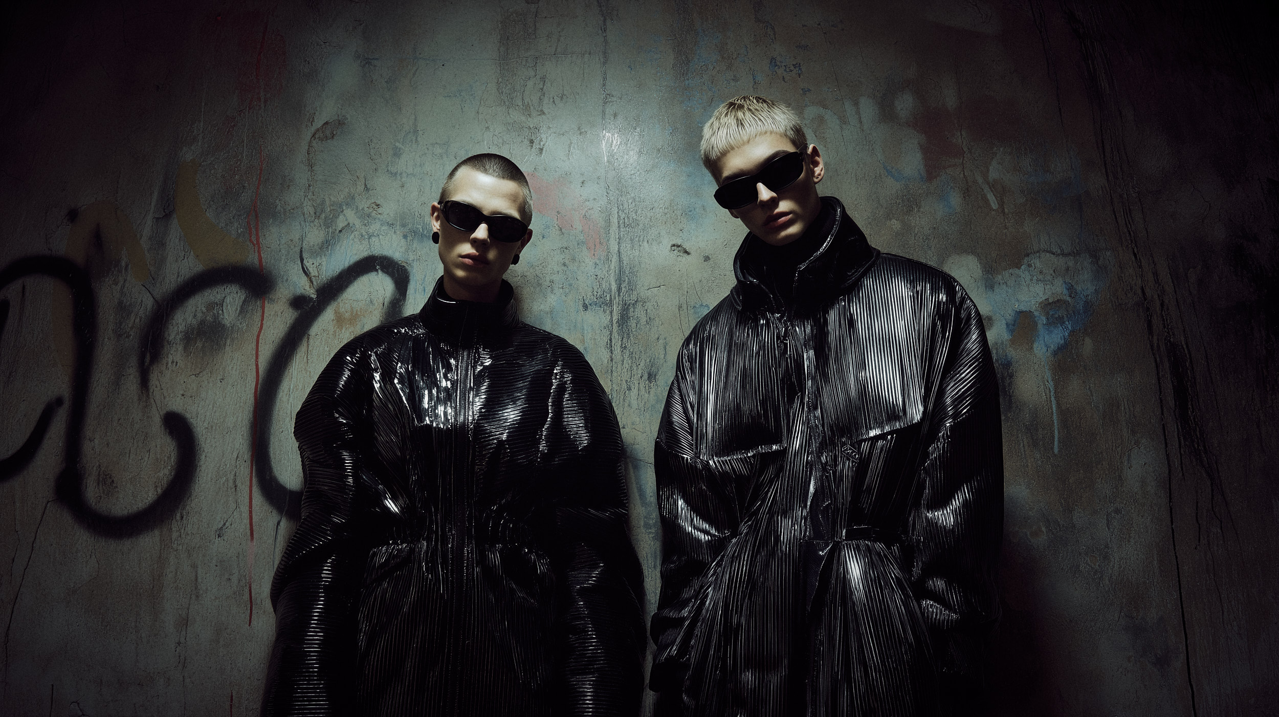 CO_bluueye_high-fashion_editorial_photograph_two_androgynous_model_0da987ad-01ce-46f0-8cf0-bf10040f8a05-gigapixel-redefine-4x