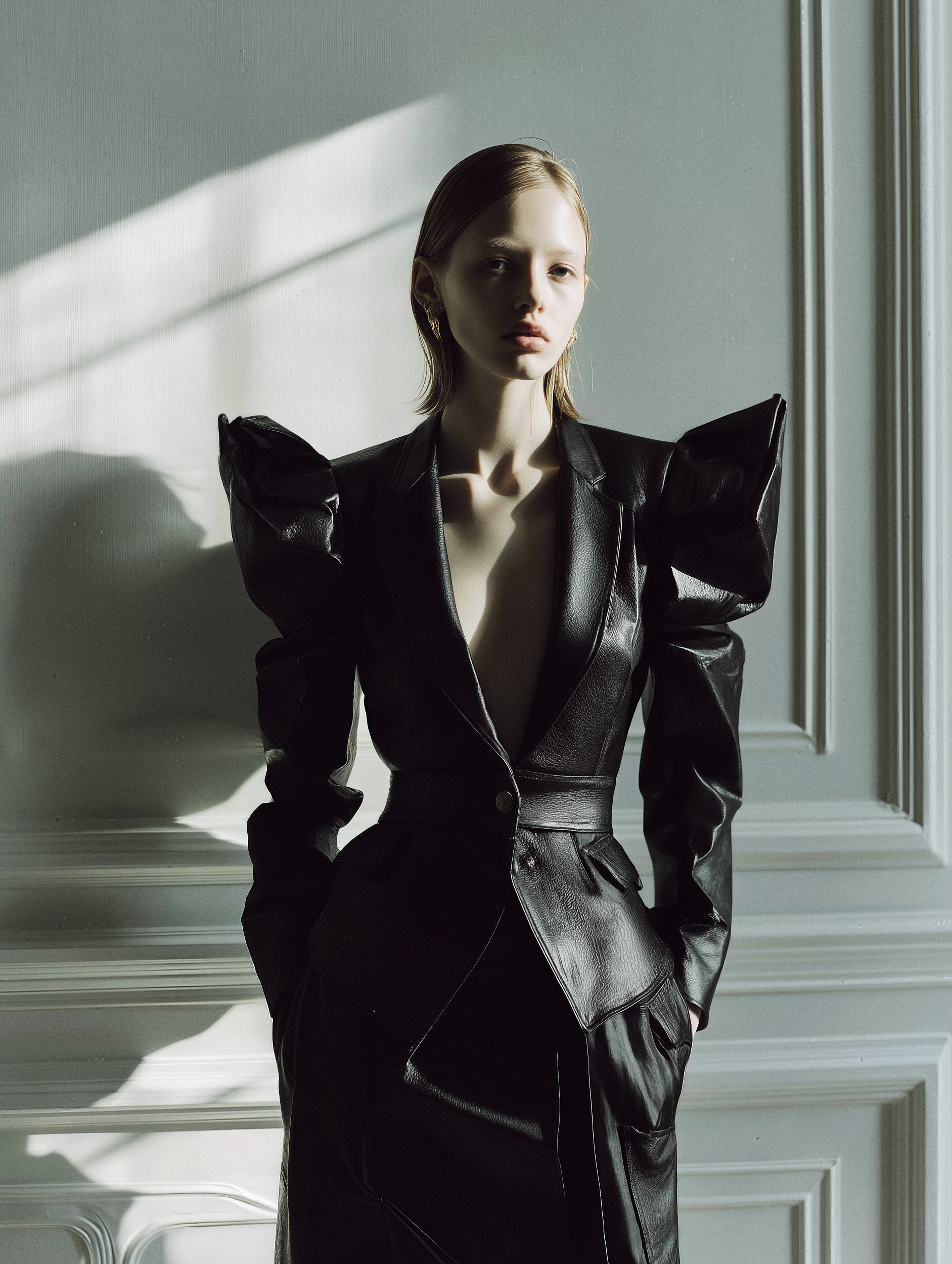 CO_bluueye_high-fashion_editorial_portrait_androgynous_model_stand_96328465-084e-4e87-879d-6a89d7d9d8dc-gigapixel-redefine-4x