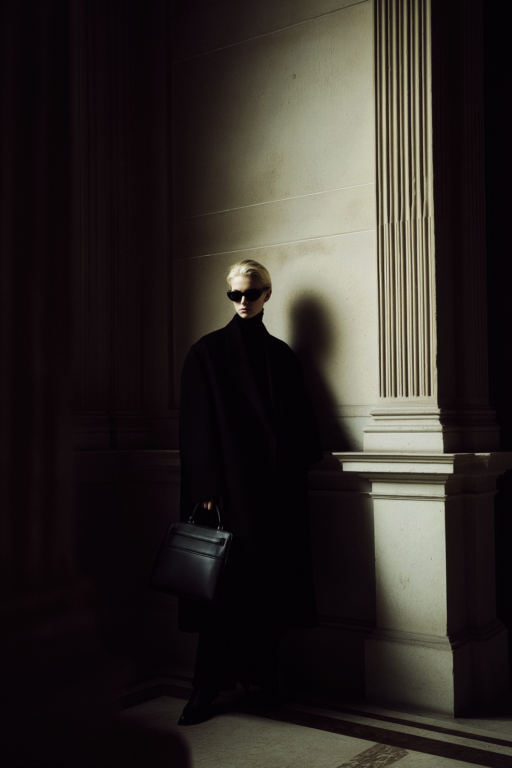 CO_bluueye_minimalist_fashion_editorial_tall_androgynous_figure_in_bccc12c6-b475-496f-a951-6c7a2cc01948-gigapixel-redefine-4x